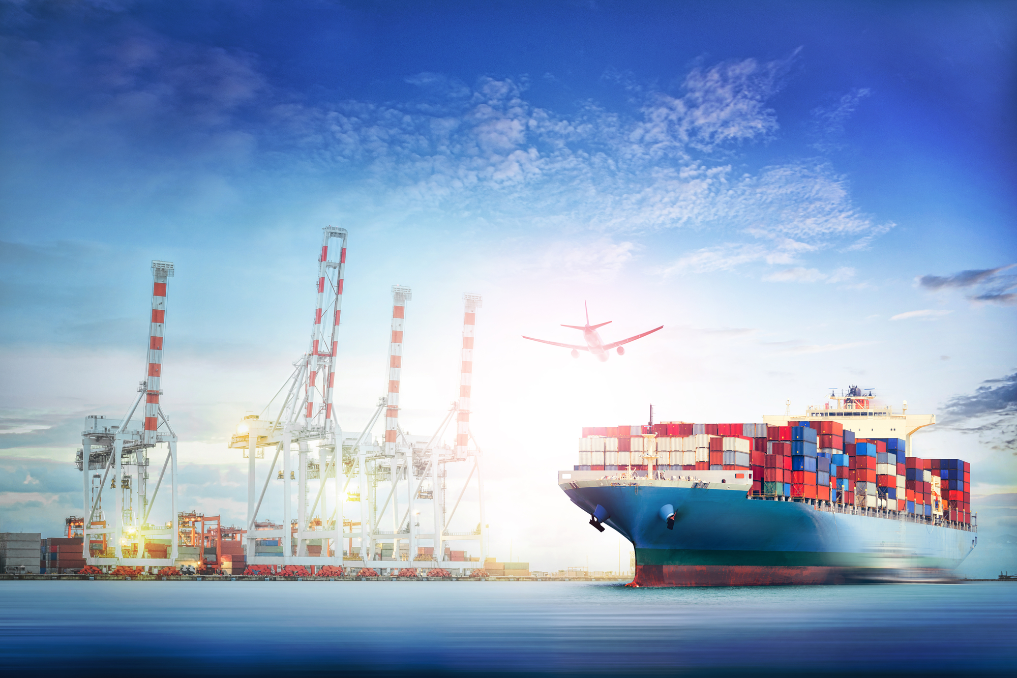 一大型集裝箱船筆直撞上碼頭